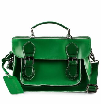 Sac à main vert en cuir avec fermeture à boucles et poignée en métal.