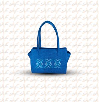 Sac en tissu bleu avec broderie géométrique élégante, parfait pour la mode et la beauté.