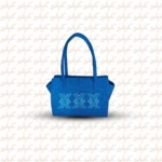 Sac en tissu bleu avec broderie géométrique élégante, parfait pour la mode et la beauté.