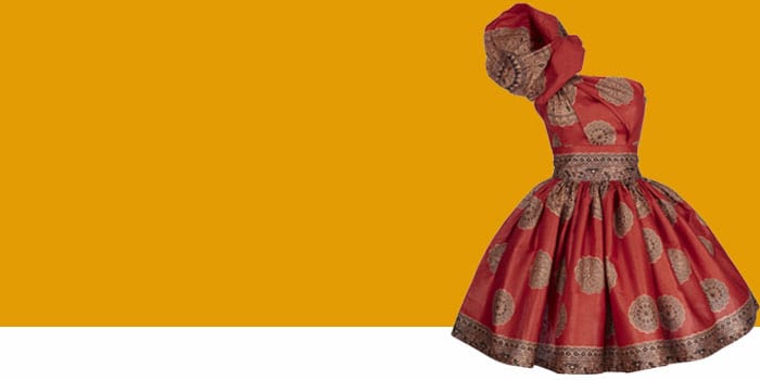 Robe traditionnelle en soie rouge avec broderies dorées pour célébrations culturelles.