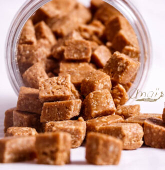 Cubes de sucre brun écologique dans un bocal en verre.