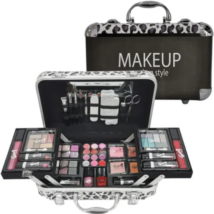 Saco de maquillaje con diferentes productos y accesorios en estuche portátil con diseño animal print.