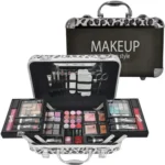 Saco de maquillaje con diferentes productos y accesorios en estuche portátil con diseño animal print.