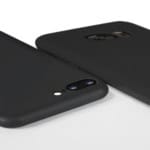 Smartphone noir avec double caméra arrière et design élégant.